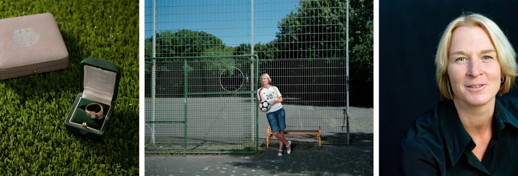Für die "Pionierinnen"-Ausstellung konnte ich Martina Voss-Tecklenburg auf dem Schulhof der Gesamtschule Meiderich in Duisburg fotografieren. Mit 5 Jahren klettert mit ihrem Brüdern über den Zaun in den Schulhof um Fußball zu spielen. Im Schwimmbad entdeckt sie ein Vereinstrainer, doch erlaubte die Mama der "zarten Martina" zunächst nicht ihrer Leidenschaft nachzugehen. Mit 15 Jahren wurde sie mit KBC Duisburg zum ersten Mal den DFB-Pokal und zwei Jahre später die "Deutsche Meisterschaft". Für ihre sportlichen Erfolge erhielt die 126 - fache Rekordnationalspielerin die höchsten sportlichen Auszeichnung , das "Silbernen Lorbeerblatt".